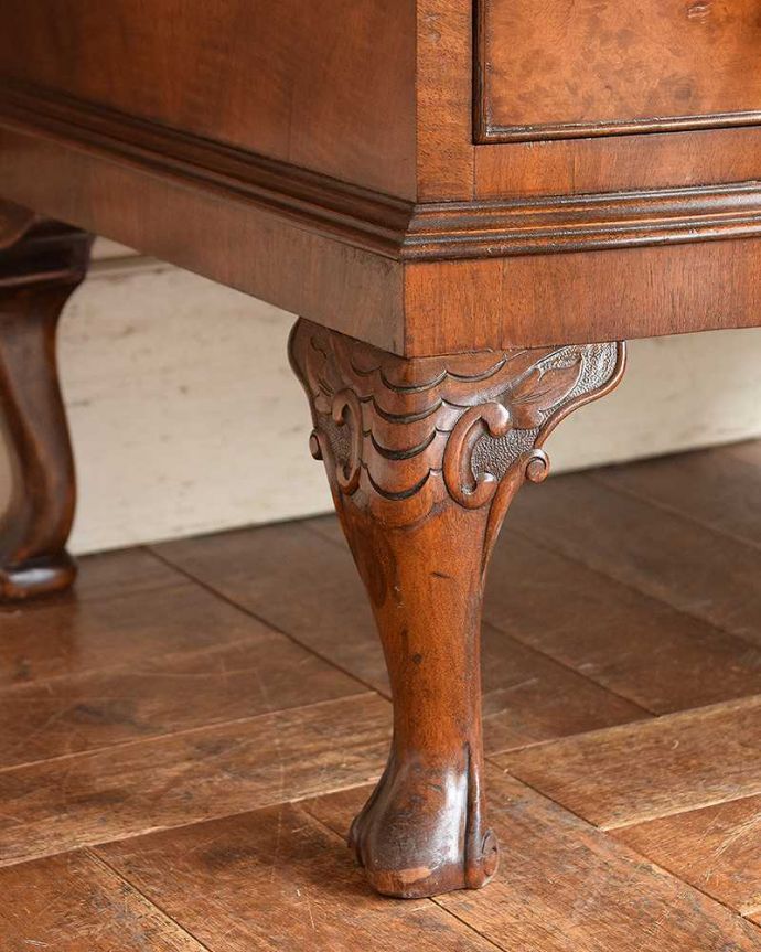 アンティークのチェスト　アンティーク家具　英国の品のある美しさ、シェルモチーフの付いたアンティークのオープンカップボードチェスト。脚元にもこだわりの装飾が付いています。(q-1047-f)