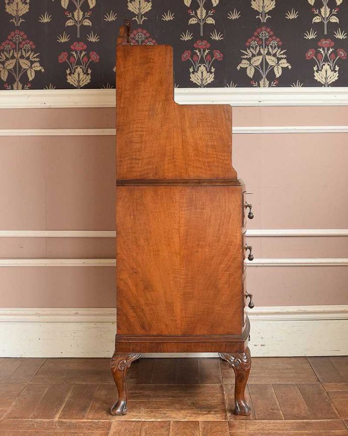 アンティークのチェスト　アンティーク家具　英国の品のある美しさ、シェルモチーフの付いたアンティークのオープンカップボードチェスト。サイドから見てもキレイです。(q-1047-f)