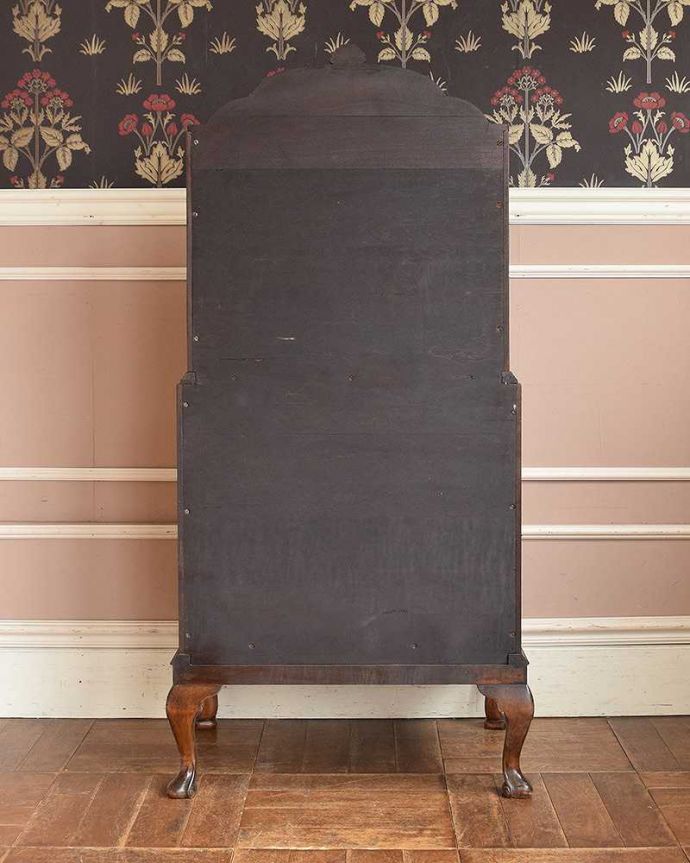 アンティークのチェスト　アンティーク家具　英国の品のある美しさ、シェルモチーフの付いたアンティークのオープンカップボードチェスト。アンティークは新品ではないので、もちろん経年変化によるキズはありますが、専門の職人が目立たないようキレイにお直しをしているので、後姿までキレイです。(q-1047-f)