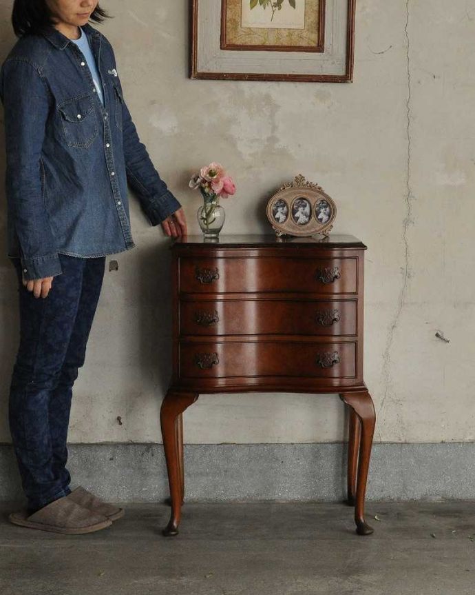 アンティークのチェスト　アンティーク家具　伸びた脚が優雅で美しい英国輸入のアンティーク家具（３段チェスト）。とっても可愛いチェスト。(q-1050-f)