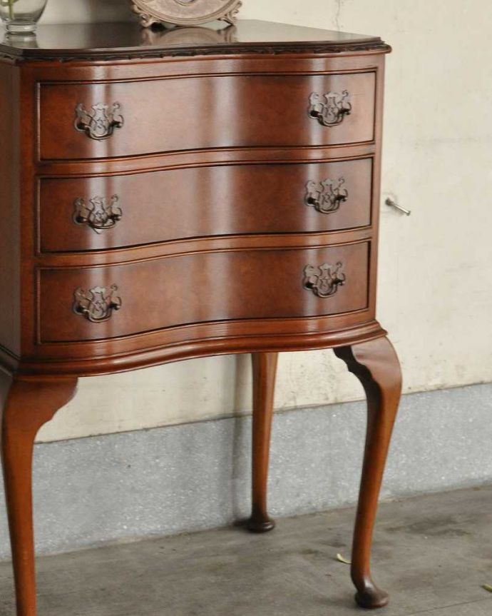 アンティークのチェスト　アンティーク家具　伸びた脚が優雅で美しい英国輸入のアンティーク家具（３段チェスト）。文庫本や漫画、リモコンなど近くに置いておきたいものを収納しておけばとっても便利ですよ。(q-1050-f)