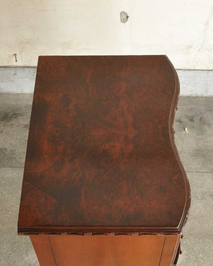 アンティークのチェスト　アンティーク家具　伸びた脚が優雅で美しい英国輸入のアンティーク家具（３段チェスト）。天板もキレイに仕上げました。(q-1050-f)