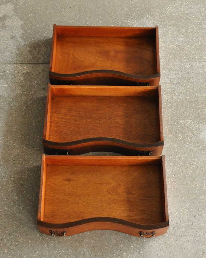 アンティークのチェスト　アンティーク家具　伸びた脚が優雅で美しい英国輸入のアンティーク家具（３段チェスト）。引き出しは手前が１段目です。(q-1050-f)