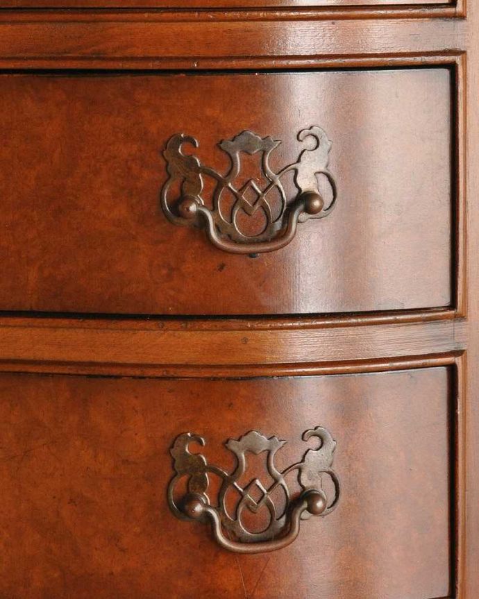 アンティークのチェスト　アンティーク家具　伸びた脚が優雅で美しい英国輸入のアンティーク家具（３段チェスト）。ハンドル形のオシャレな取っ手です。(q-1050-f)