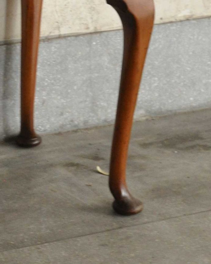 アンティークのチェスト　アンティーク家具　伸びた脚が優雅で美しい英国輸入のアンティーク家具（３段チェスト）。しっかりチェストを支えます。(q-1050-f)