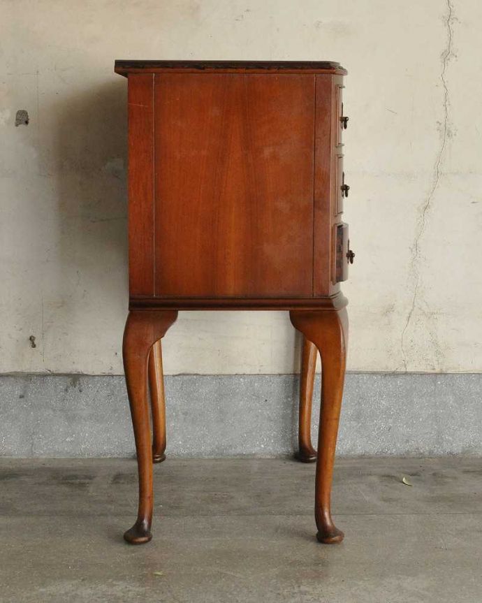 アンティークのチェスト　アンティーク家具　伸びた脚が優雅で美しい英国輸入のアンティーク家具（３段チェスト）。サイドから見ても絵になります。(q-1050-f)