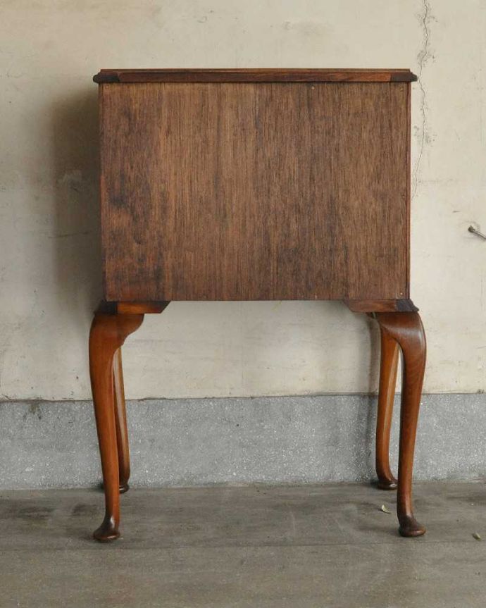 アンティークのチェスト　アンティーク家具　伸びた脚が優雅で美しい英国輸入のアンティーク家具（３段チェスト）。アンティークは新品ではないので、もちろん経年変化によるキズはありますが、専門の職人が目立たないようキレイにお直しをしているので、後姿までキレイです。(q-1050-f)