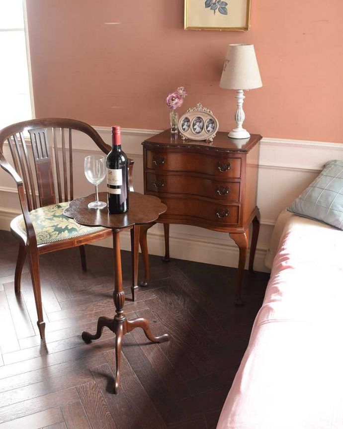 アンティークのチェスト　アンティーク家具　伸びた脚が優雅で美しい英国輸入のアンティーク家具（３段チェスト）。ちょこんと置けるのでベッドサイドのチェストにぴったりです。(q-1050-f)