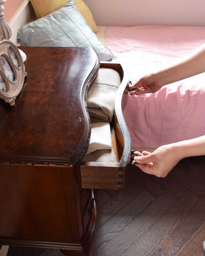 アンティークのチェスト　アンティーク家具　伸びた脚が優雅で美しい英国輸入のアンティーク家具（３段チェスト）。ハンカチや、読みかけの本や、日記帳などを収納しても良いですね。(q-1050-f)