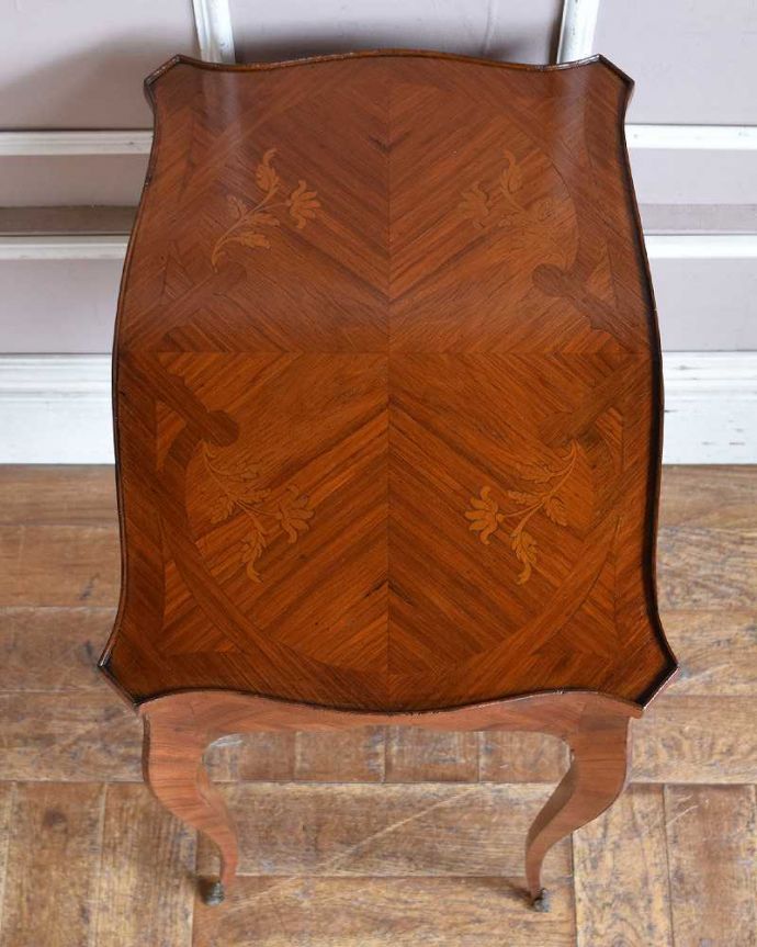 アンティークのテーブル　アンティーク家具　象嵌がとっても美しい・・・英国輸入のアンティークオケージョナルテーブル。上から見ると、天板はこんな感じ。(q-1051-f)