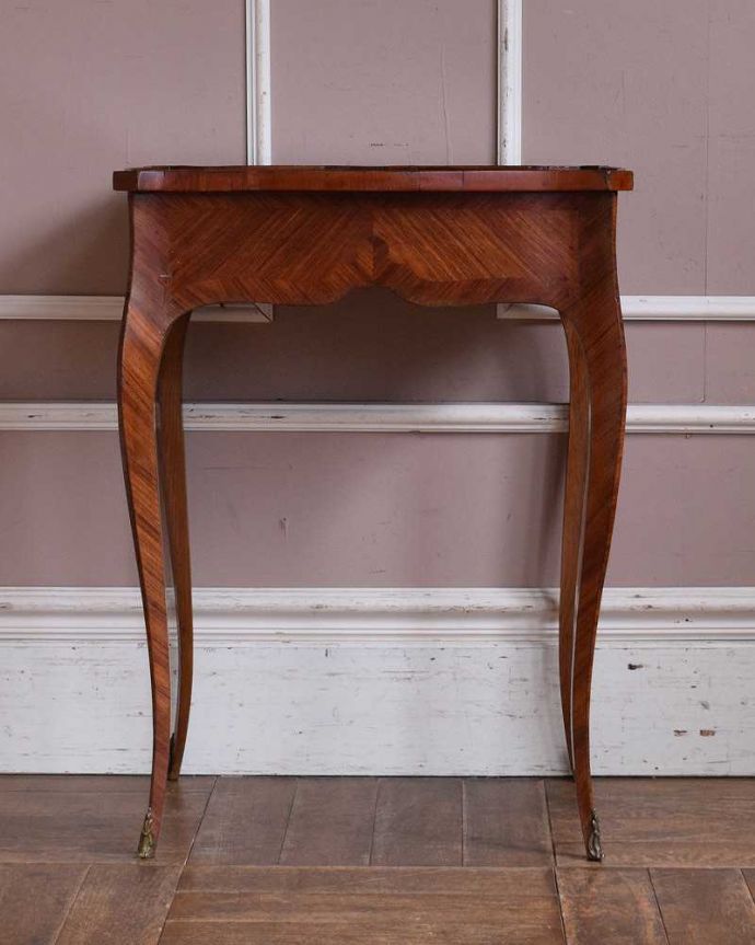 アンティークのテーブル　アンティーク家具　象嵌がとっても美しい・・・英国輸入のアンティークオケージョナルテーブル。アンティークは新品ではないので、もちろん経年変化によるキズはありますが、専門の職人が目立たないようキレイにお直しをしているので、後姿までキレイです。(q-1051-f)