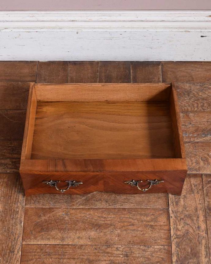 アンティークのテーブル　アンティーク家具　象嵌がとっても美しい・・・英国輸入のアンティークオケージョナルテーブル。小さな引き出しが1杯付いています。(q-1051-f)