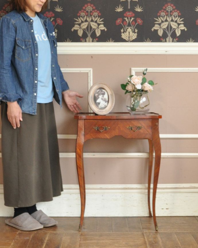 アンティークのテーブル　アンティーク家具　象嵌がとっても美しい・・・英国輸入のアンティークオケージョナルテーブル。パソコンやお茶をするテーブルにピッタリ！お部屋の片隅に置いてあるだけでオシャレな空気になります。(q-1051-f)