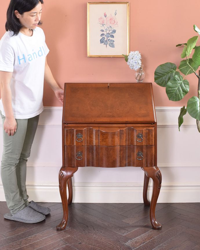 ビューロー　アンティーク家具　アンティーク英国輸入の家具、引き出しのウェーブが美しいライティングビューロー。外国製のビューローは装飾があちこちにあるので、絵になるアイテム。(q-1052-f)