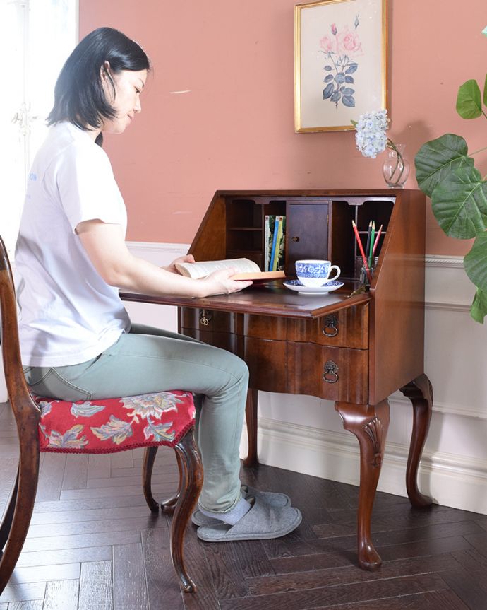 ビューロー　アンティーク家具　アンティーク英国輸入の家具、引き出しのウェーブが美しいライティングビューロー。脚の先まで装飾が美しいデザインです。(q-1052-f)