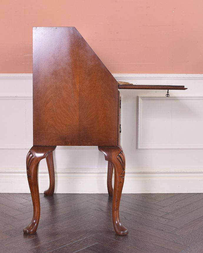 ビューロー　アンティーク家具　アンティーク英国輸入の家具、引き出しのウェーブが美しいライティングビューロー。サイドが見えても良いように作られた高級感を感じさせるデザインです。(q-1052-f)