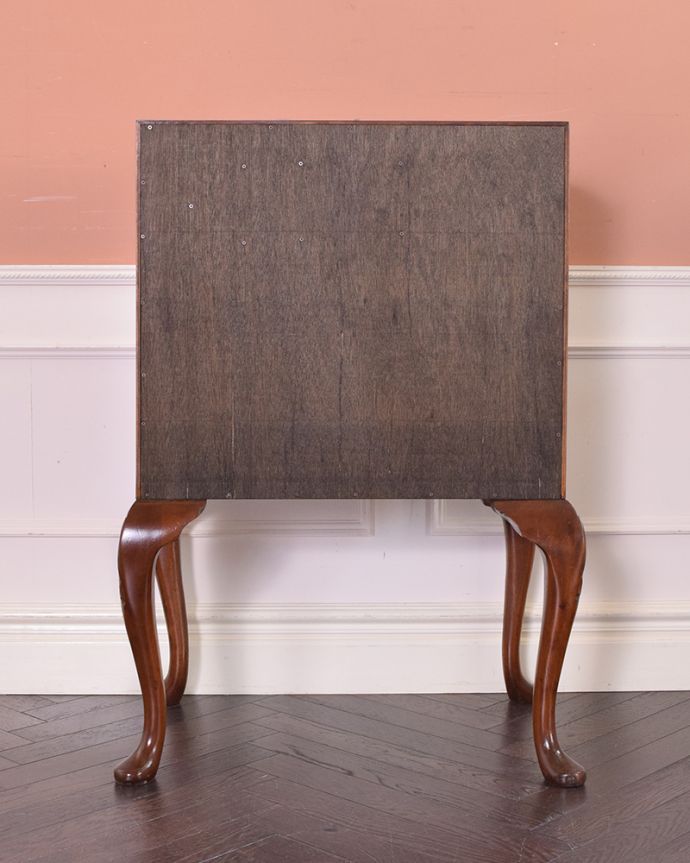 ビューロー　アンティーク家具　アンティーク英国輸入の家具、引き出しのウェーブが美しいライティングビューロー。アンティークは新品ではないので、もちろん経年変化によるキズはありますが、専門の職人が目立たないようキレイにお直しをしているので、後姿までキレイです。(q-1052-f)