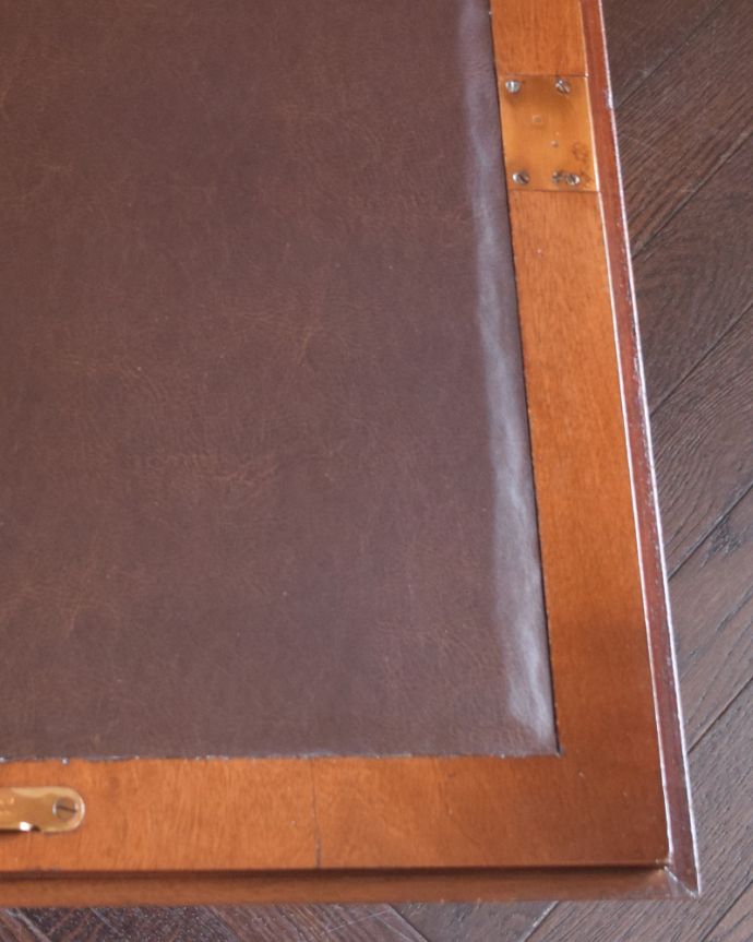 ビューロー　アンティーク家具　アンティーク英国輸入の家具、引き出しのウェーブが美しいライティングビューロー。デスクには革が貼ってあります。(q-1052-f)