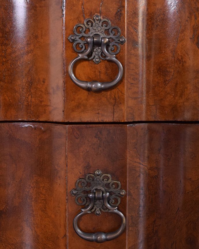 ビューロー　アンティーク家具　アンティーク英国輸入の家具、引き出しのウェーブが美しいライティングビューロー。凝っていて高級感があるオシャレな取っ手です。(q-1052-f)