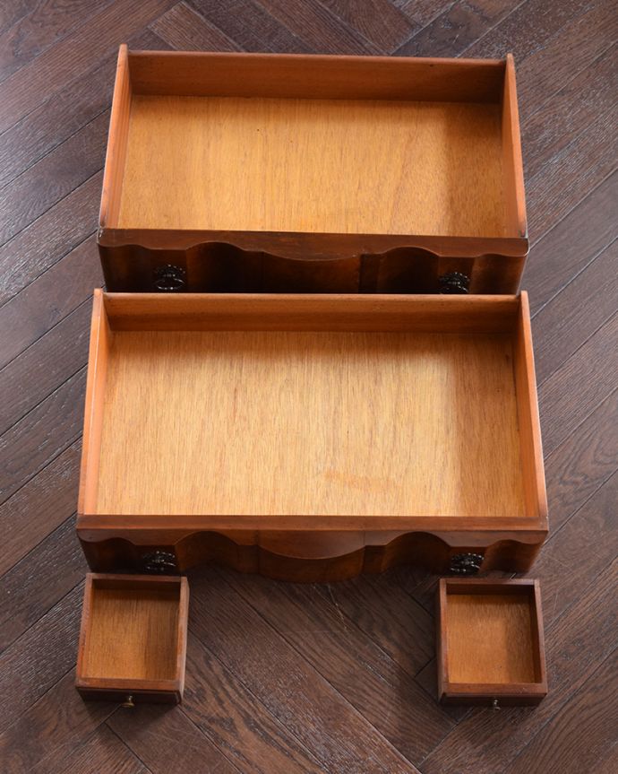 ビューロー　アンティーク家具　アンティーク英国輸入の家具、引き出しのウェーブが美しいライティングビューロー。引き出しが付いています。(q-1052-f)