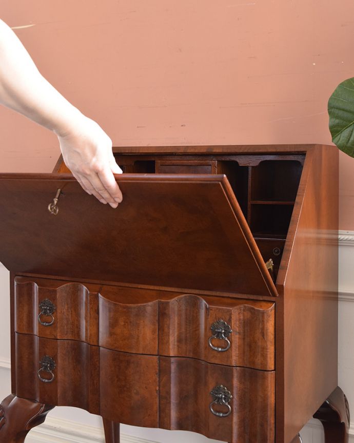 ビューロー　アンティーク家具　アンティーク英国輸入の家具、引き出しのウェーブが美しいライティングビューロー。ビューローは金具でしっかり固定されるので、安心してお使いいただけます。(q-1052-f)