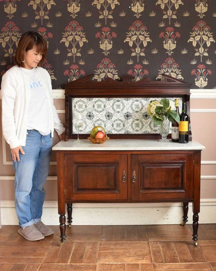 サイドボード　アンティーク家具　大人色のお花のタイルが付いたウォッシュスタンド、英国輸入のアンティーク家具 （大理石天板）。ジャーや電話機などの家電を置いても自然になじみます。(q-1053-f)