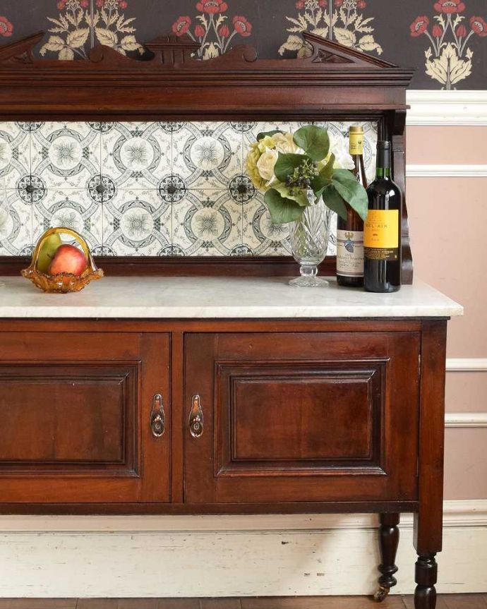 サイドボード　アンティーク家具　大人色のお花のタイルが付いたウォッシュスタンド、英国輸入のアンティーク家具 （大理石天板）。女性らしい温かみがあります。(q-1053-f)