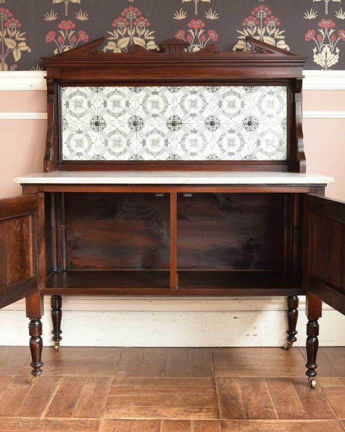 サイドボード　アンティーク家具　大人色のお花のタイルが付いたウォッシュスタンド、英国輸入のアンティーク家具 （大理石天板）。中もキレイに仕上げているので、安心して収納できます。(q-1053-f)