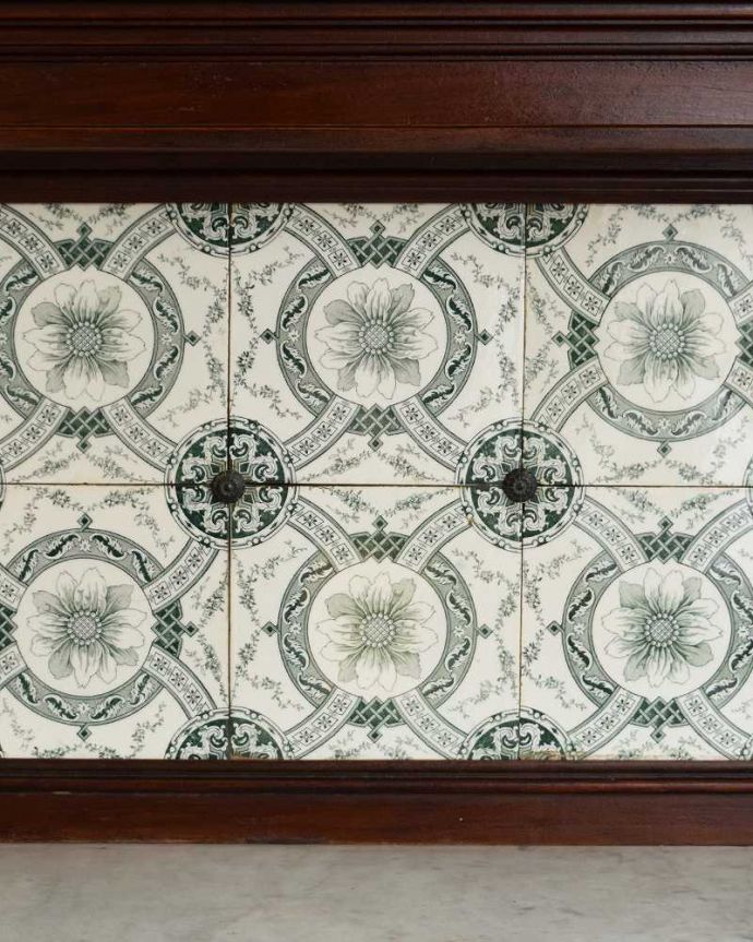 サイドボード　アンティーク家具　大人色のお花のタイルが付いたウォッシュスタンド、英国輸入のアンティーク家具 （大理石天板）。正面にもアンティークのタイルが貼ってあります。(q-1053-f)