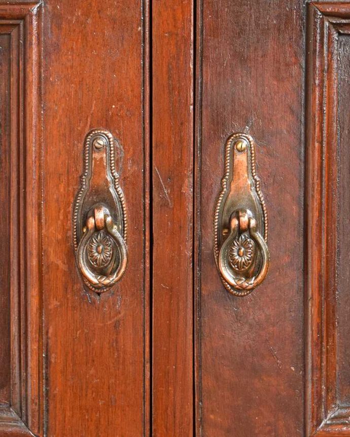 サイドボード　アンティーク家具　大人色のお花のタイルが付いたウォッシュスタンド、英国輸入のアンティーク家具 （大理石天板）。アンティークの装飾がオシャレな取っ手です。(q-1053-f)