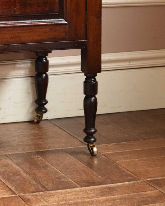 サイドボード　アンティーク家具　大人色のお花のタイルが付いたウォッシュスタンド、英国輸入のアンティーク家具 （大理石天板）。きちんと調整したので、新しいものと比べるとスムーズではありませんが、ちゃんと動きます。(q-1053-f)