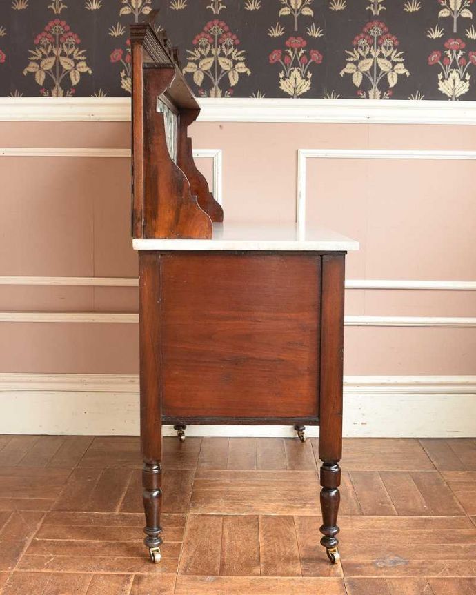 サイドボード　アンティーク家具　大人色のお花のタイルが付いたウォッシュスタンド、英国輸入のアンティーク家具 （大理石天板）。奥行きはそれほどないので、お部屋に圧迫感もなく使いやすいです。(q-1053-f)