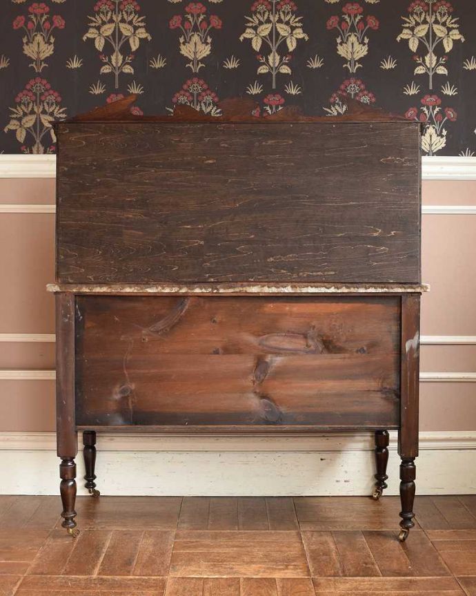 サイドボード　アンティーク家具　大人色のお花のタイルが付いたウォッシュスタンド、英国輸入のアンティーク家具 （大理石天板）。アンティークは新品ではないので、もちろん経年変化によるキズはありますが、専門の職人が目立たないようキレイにお直しをしているので、後姿までキレイです。(q-1053-f)