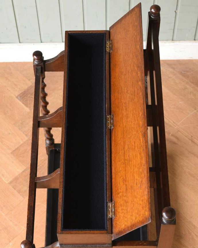 アンティークの玄関収納　アンティーク家具　流れるようなツイスト脚が美しい、英国輸入のアンティークステッキスタンド（傘立て）。天板の下は収納になっています。(q-1054-f)