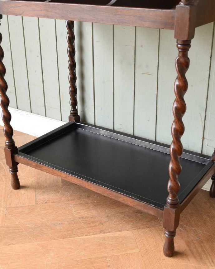 アンティークの玄関収納　アンティーク家具　流れるようなツイスト脚が美しい、英国輸入のアンティークステッキスタンド（傘立て）。雨受けが付いていますので、床が濡れません。(q-1054-f)