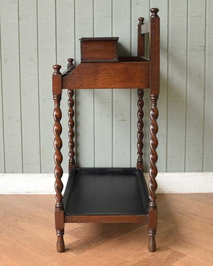 アンティークの玄関収納　アンティーク家具　流れるようなツイスト脚が美しい、英国輸入のアンティークステッキスタンド（傘立て）。スッキリしていて飽きがこないデザインです。(q-1054-f)