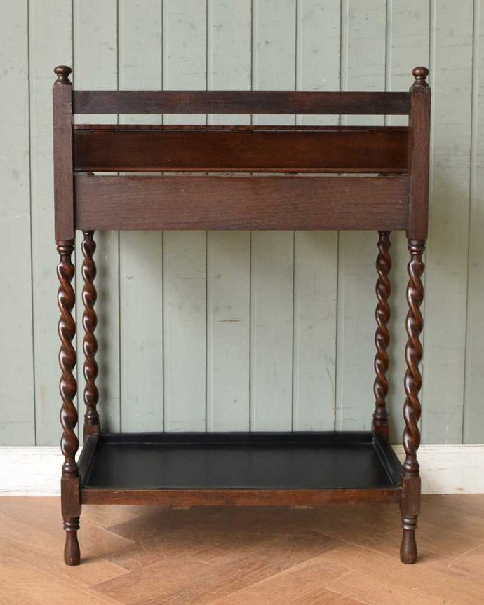 アンティークの玄関収納　アンティーク家具　流れるようなツイスト脚が美しい、英国輸入のアンティークステッキスタンド（傘立て）。アンティークは新品ではないので、もちろん経年変化によるキズはありますが、専門の職人が目立たないようキレイにお直しをしているので、後姿までキレイです。(q-1054-f)