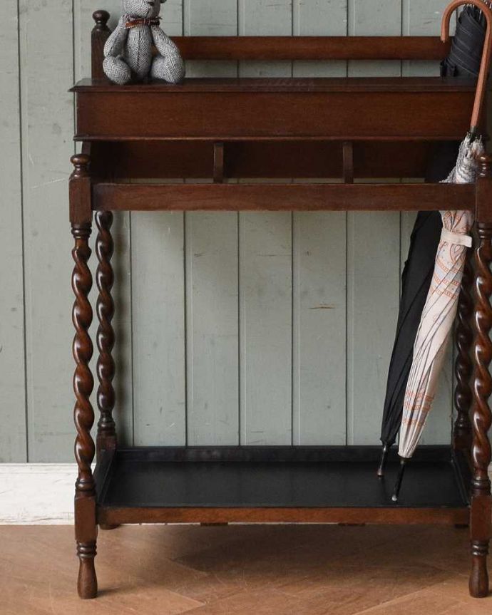 アンティークの玄関収納　アンティーク家具　流れるようなツイスト脚が美しい、英国輸入のアンティークステッキスタンド（傘立て）。インテリアとして、シルエットがとても絵になります。(q-1054-f)