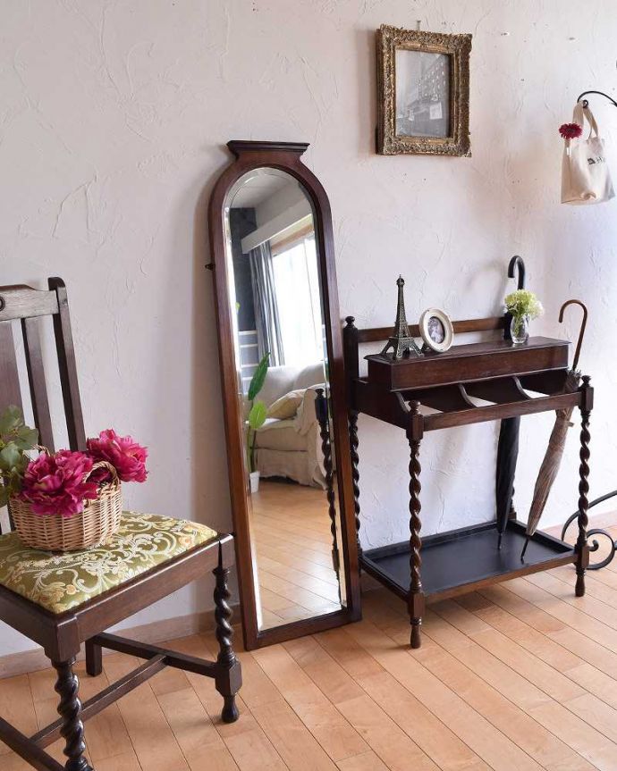 アンティークの玄関収納　アンティーク家具　流れるようなツイスト脚が美しい、英国輸入のアンティークステッキスタンド（傘立て）。ツイストの美しいデザインがポイントです。(q-1054-f)