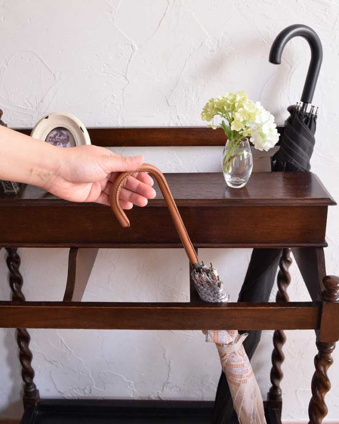 アンティークの玄関収納　アンティーク家具　流れるようなツイスト脚が美しい、英国輸入のアンティークステッキスタンド（傘立て）。傘が何本も入るのでショップ用にもおススメです。(q-1054-f)