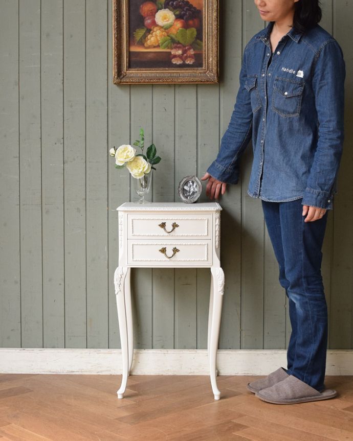 アンティークのチェスト　アンティーク家具　フランス輸入のアンティーク家具、優美なホワイトペイントのベッドサイドチェスト 。とっても可愛いチェスト。(q-1055-f)