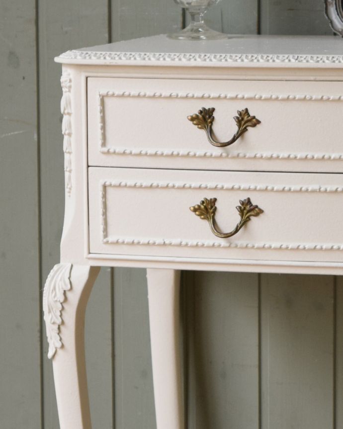 アンティークのチェスト　アンティーク家具　フランス輸入のアンティーク家具、優美なホワイトペイントのベッドサイドチェスト 。ホワイトのペイントがフランスらしく、爽やかです。(q-1055-f)