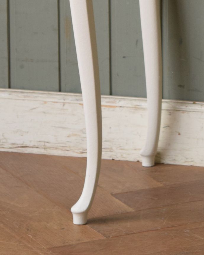 アンティークのチェスト　アンティーク家具　フランス輸入のアンティーク家具、優美なホワイトペイントのベッドサイドチェスト 。華奢で女性らしい猫脚が外国風の雰囲気を作ってくれます。(q-1055-f)