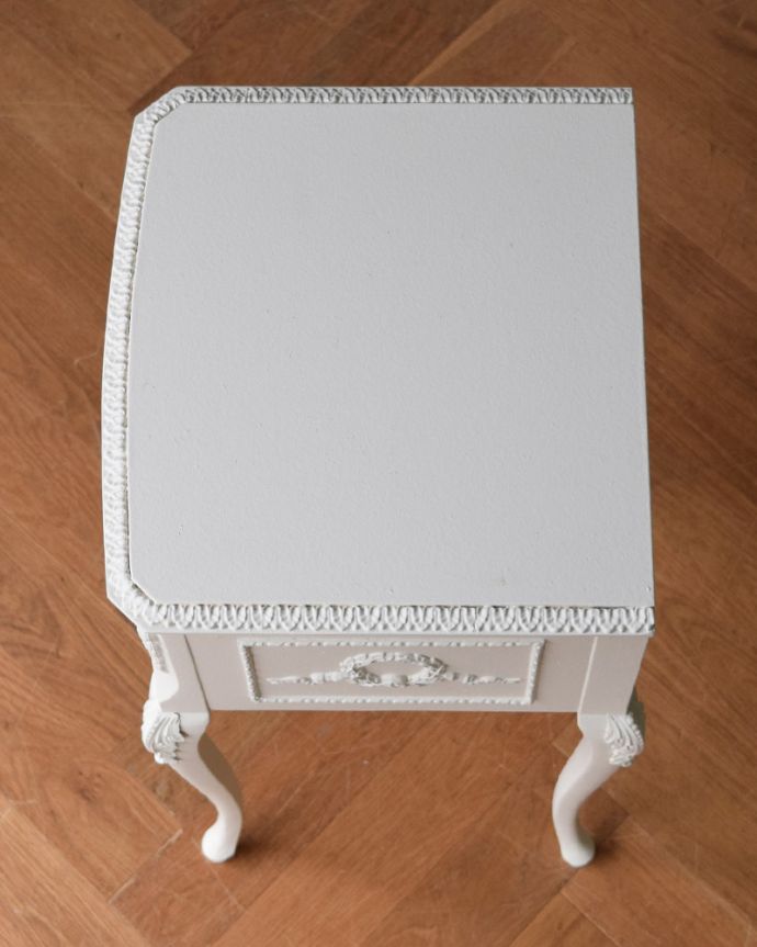 アンティークのチェスト　アンティーク家具　フランス輸入のアンティーク家具、優美なホワイトペイントのベッドサイドチェスト 。天板ももちろんピカピカにお直ししています。(q-1055-f)