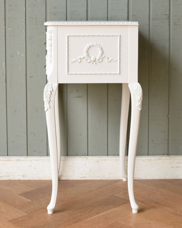 アンティークのチェスト　アンティーク家具　フランス輸入のアンティーク家具、優美なホワイトペイントのベッドサイドチェスト 。サイドから見ても美しいデザイン。(q-1055-f)