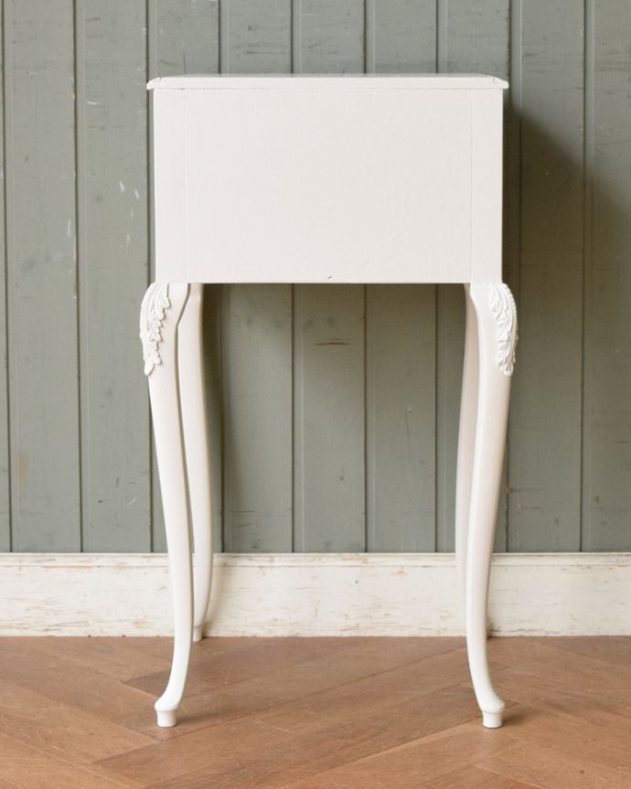 アンティークのチェスト　アンティーク家具　フランス輸入のアンティーク家具、優美なホワイトペイントのベッドサイドチェスト 。アンティークは新品ではないので、もちろん経年変化によるキズはありますが、専門の職人が目立たないようキレイにお直しをしているので、後姿までキレイです。(q-1055-f)