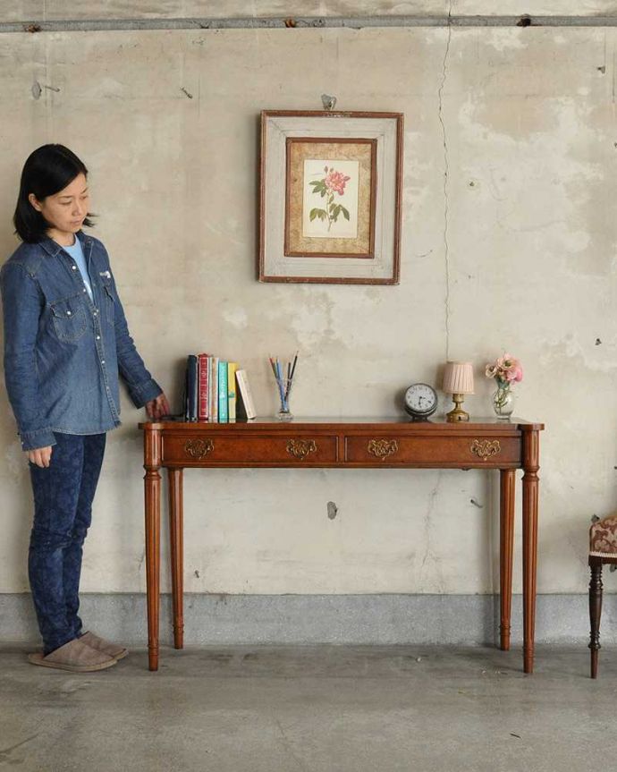 アンティークのテーブル　アンティーク家具　英国のアンティーク家具、デスクにもなる引き出し付きの美しいコンソールテーブル。書き物やパソコン、お化粧も！オールマイティに活躍します。(q-1056-f)