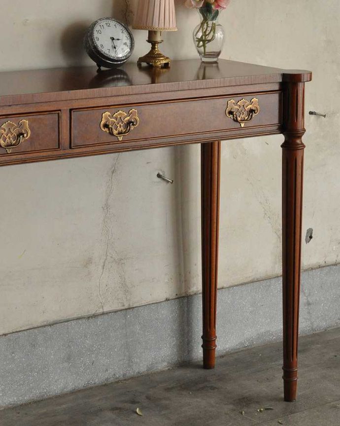 アンティークのテーブル　アンティーク家具　英国のアンティーク家具、デスクにもなる引き出し付きの美しいコンソールテーブル。ゆったりとした自分の時間を過ごしたい方におすすめ。(q-1056-f)