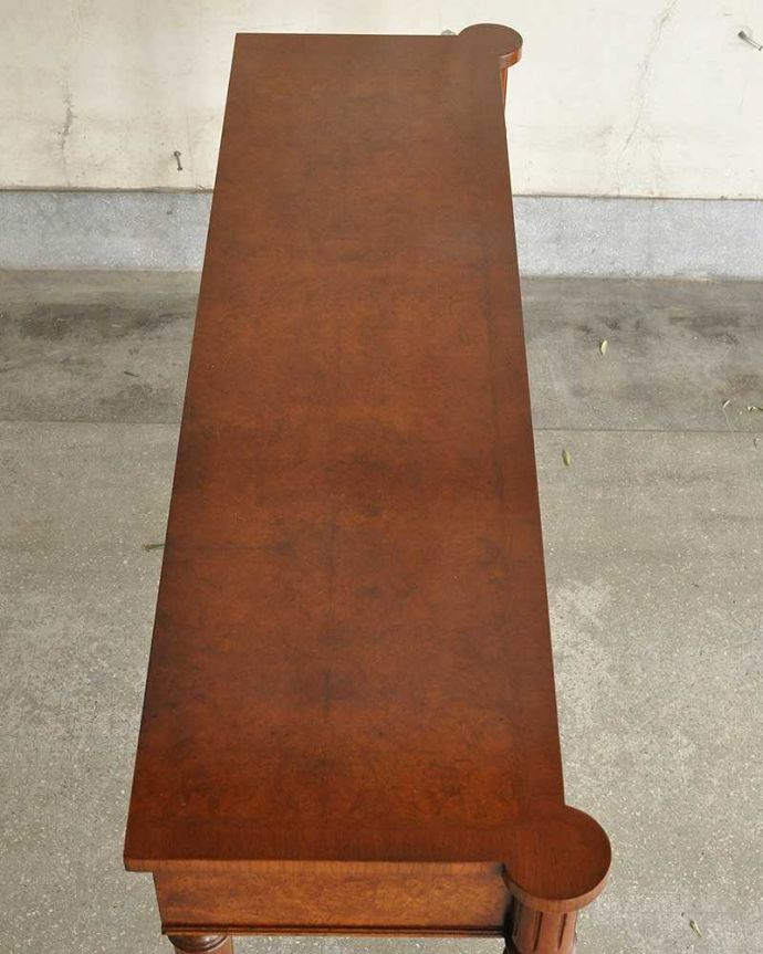 アンティークのテーブル　アンティーク家具　英国のアンティーク家具、デスクにもなる引き出し付きの美しいコンソールテーブル。天板もキレイに仕上げました。(q-1056-f)