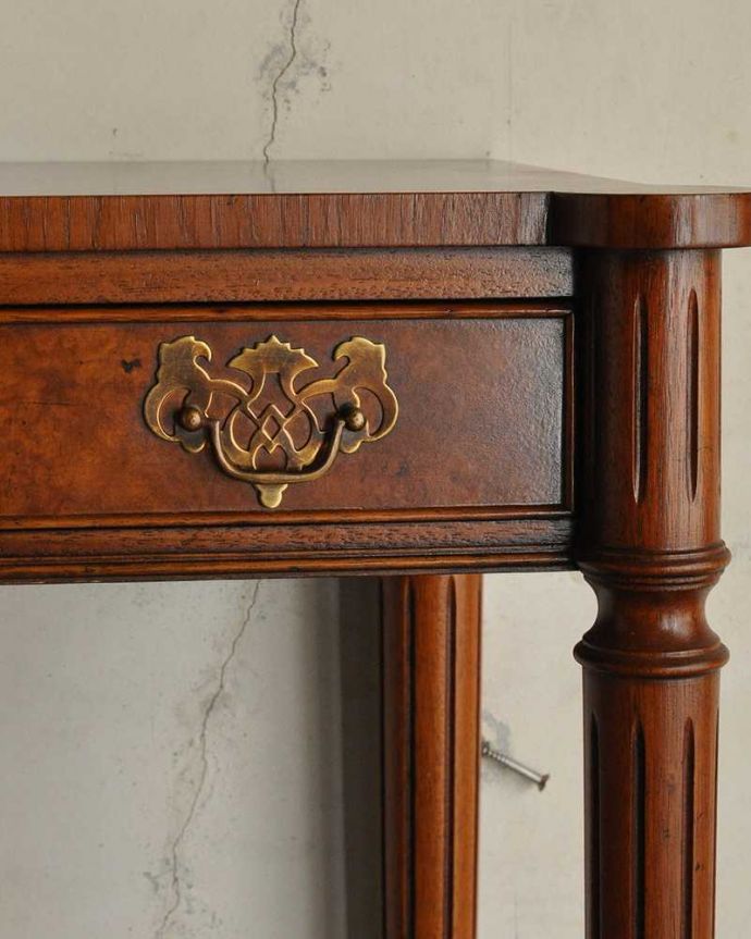 アンティークのテーブル　アンティーク家具　英国のアンティーク家具、デスクにもなる引き出し付きの美しいコンソールテーブル。アンティークらしい取っ手をそっと開くたびにときめきます。(q-1056-f)